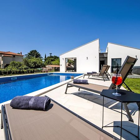 Villa Xo Ровин Екстериор снимка