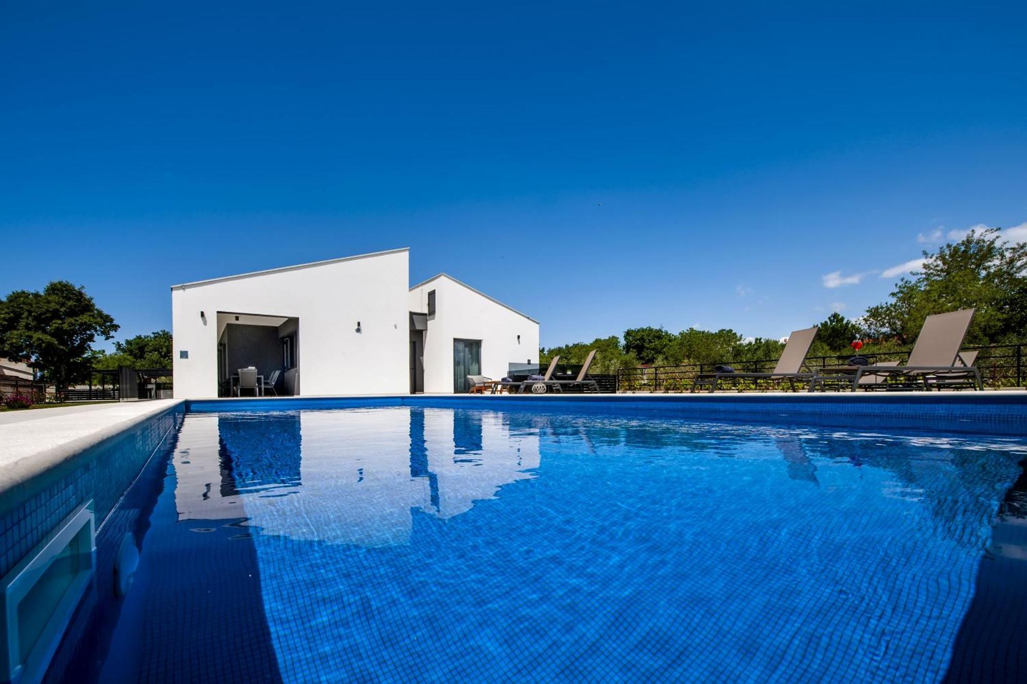 Villa Xo Ровин Екстериор снимка
