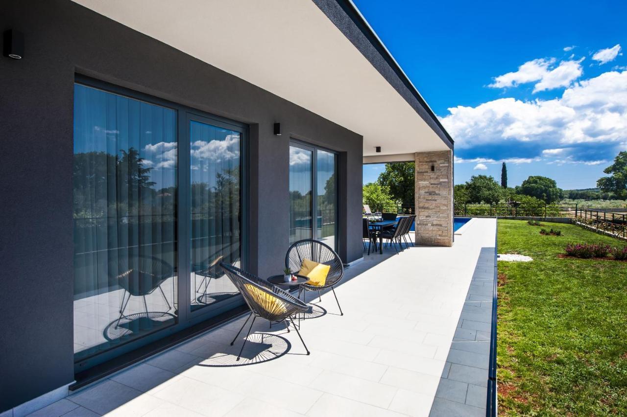 Villa Xo Ровин Екстериор снимка