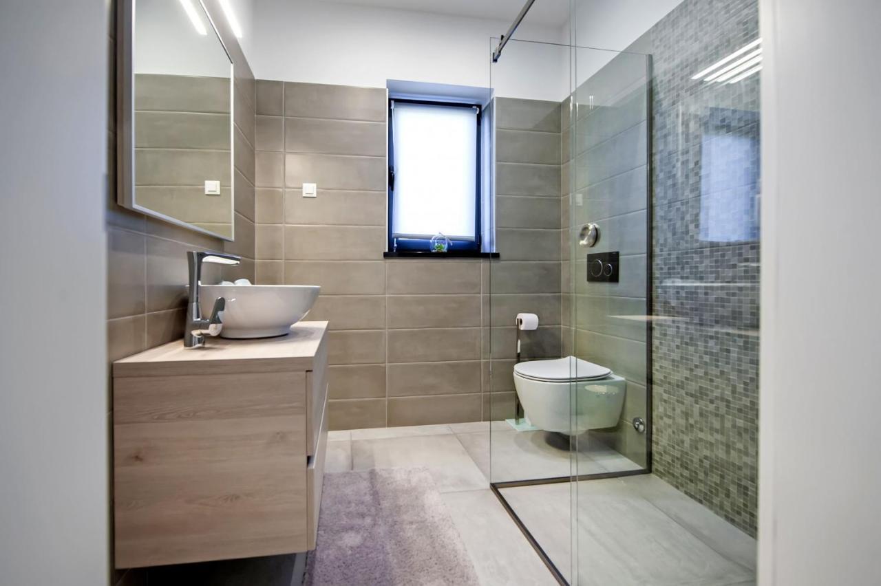 Villa Xo Ровин Екстериор снимка