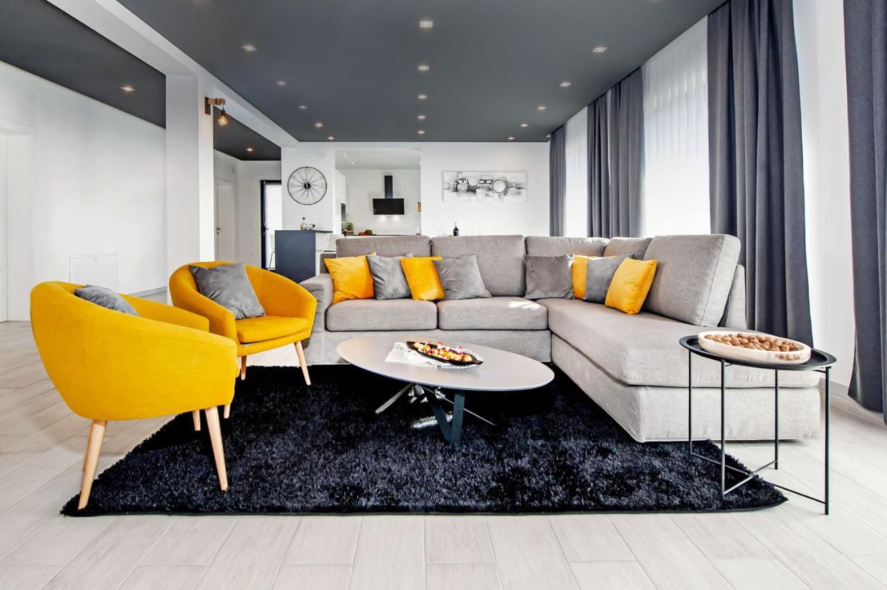 Villa Xo Ровин Екстериор снимка