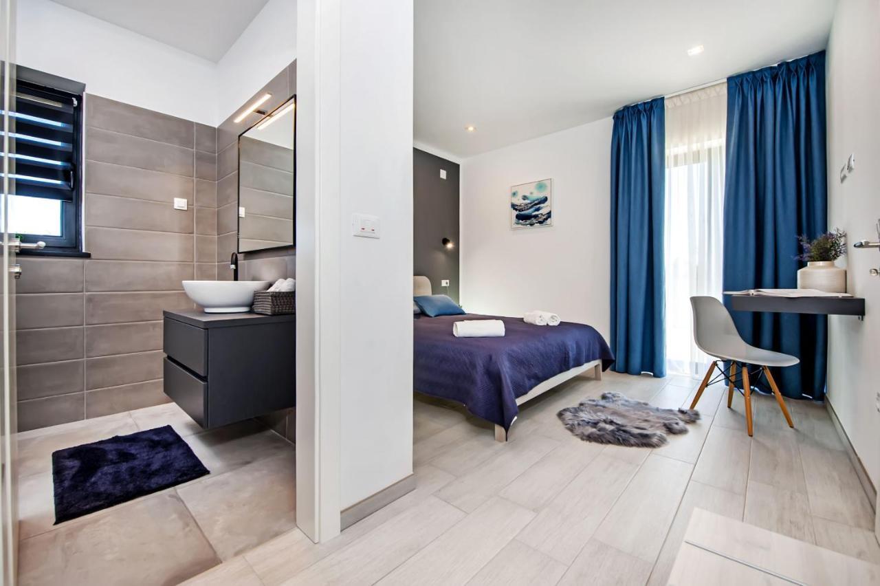 Villa Xo Ровин Екстериор снимка